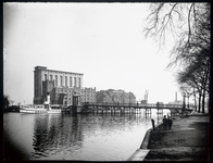 WAT003004396 Foto: de oude Zaanbrug ( 1889)Met daarachter, v.l.n.r. Pakhuis Silo, pakhuis Donau , pakhuis Koningsbergen ...