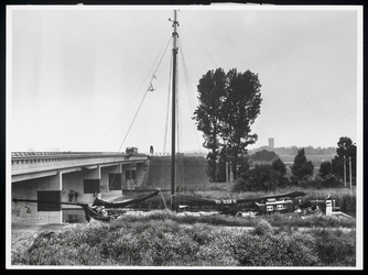 WAT003005370 Boot voor viaduct