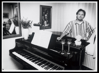 WAT003006522 Muziekpedagog en pianoleraar Henk Kramer wiens muziekpraktijk 12 1/2 jaar bestaat