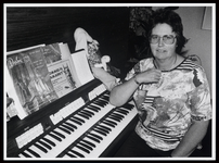 WAT003006529 Onderscheiden organiste Coby MulderAl op elfjarige leeftijd leverde Cobi Mulder in augustus 1955 ...