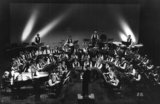 WAT120000571 Harmonie Crescendo o.l.v. Dirigent Arnold van´t Ent in maart 2002 in Theater de Purmaryn m.m.v. gastsolist ...