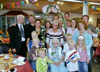 WAT120001146 Gezin. (E157E).Sjaantje viert haar 100e verjaardag met kinderen en kleinkinderen.Gordiana Arnolda Johanna ...