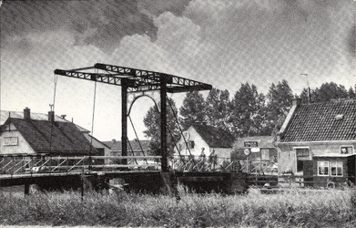 WAT120001346 OQ D0003 - Purmerbrug (1922) over Purmerringvaart met links de Cooperatie, midden spoorwoning en rechts ...
