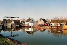 WAT120001353 OQ D0010 - 8 maart 1988. Schouweinde en Zeevangsdijkje met brug vanaf Purmerdijk.