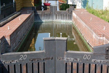 WAT120002524 De huidige Oost-Knollendammersluis, ook wel Boerensluis genoemd, werd gebouwd in 1789. Door het verdwijnen ...