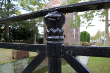 WAT120002544 Detail van het smeedwerk van de kerkbrug over de wegsloot in Jisp. Deze brug over de wegsloot in Jisp is ...