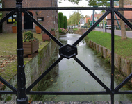WAT120002545 Detail van het smeedwerk van de kerkbrug over de wegsloot in Jisp. Deze brug over de wegsloot in Jisp is ...