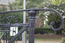 WAT120002547 Detail van het smeedwerk van de kerkbrug over de wegsloot in Jisp. Deze brug over de wegsloot in Jisp is ...
