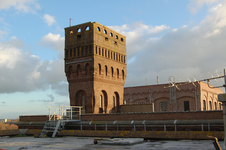 WAT120002618 De watertoren van Rijstpellerij Hollandia. In 2011 bleek dat de toren een grondige restauratie verdiende. ...