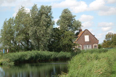 WAT120002621 De sluiswachterswoning van de Zuidoostersluis in de Engewormer.De Zuidoostersluis werd omstreeks 1916 ...