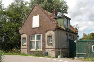 WAT120002622 De sluiswachterswoning van de Zuidoostersluis in de Engewormer.De Zuidoostersluis werd omstreeks 1916 ...