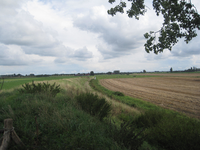 WAT120003639 Midden voor; de oude trambaan van Kwadijk naar Edam, links achter zien we de stolpboerderij 'De Uilenhoek' ...