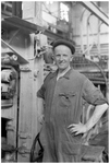 WAT120003777 M. Vroegh, 40 jaar in dienst op 13 maart 1956, 1e kollerman van de papierfabriek Van Gelder Zonen in ...