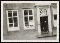 WAT050000372 Gevel van de apotheek Noordeinde 24 bij de opheffing op 24 februari 1957