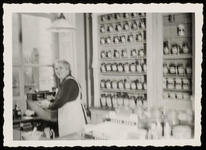 WAT050000373 Mej. Nel van der Veur in de apotheek Noordeinde 24 bij de opheffing op 24 februari 1957