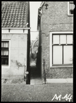 WAT050000423 Ingang van de de Aart Engelsteeg aan de kant van het Noordeinde. Fotoverkenning Binnenstad 1964-1965, nr. A1-14
