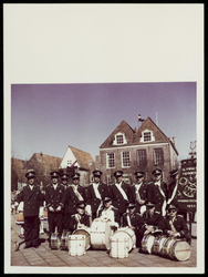 WAT050000890 Koninginnedag 1962. HetTamboerkorps Olympia achter het oude Stadhuis