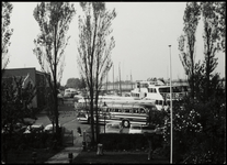 WAT050001718 Verzameling bussen op de Haringburgwal