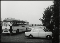 WAT050001720 Verzameling bussen op de Haringburgwal, o.a. van Maarse en Kroon