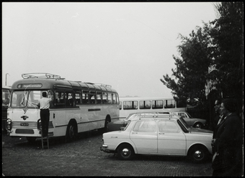 WAT050001720 Verzameling bussen op de Haringburgwal, o.a. van Maarse en Kroon