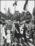 WAT050002009 Bezoek van Prinses Beatrix aan Monnickendam. Wandeling langs de haven