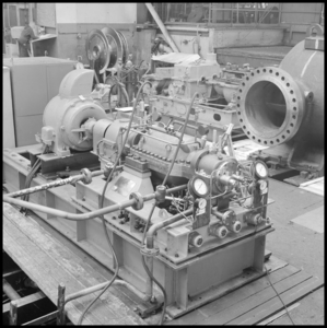 1378 FDSTORK-20007 A-Ventilatoren. 5 Traps-centrifugaal compressor voor propaan/propylene mengsel op de proefstand. ...