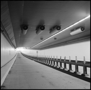 1478 FDSTORK-20115 A-Ventilatoren. Rijkswaterstaat Utrecht t.b.v. Heinenoordtunnel, 40 aan plafond ventilatoren met ...
