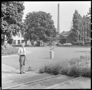 27084 FDSTORK-12160 3 opnamen op één strook van een tuinman in een park (bij het Verenigingsgebouw?)., 00-00-1950 - ...