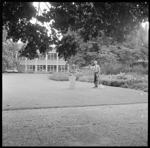 27085 FDSTORK-12161 3 opnamen op één strook van een tuinman in een park (bij het Verenigingsgebouw?)., 00-00-1950 - ...