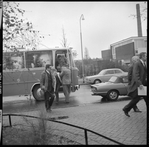 27097 FDSTORK-12172 3 opnamen op één strook van een groep mensen die uit een bus stappen., 00-00-1950 - 00-00-1970
