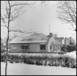 27109 FDSTORK-12183 3 opnamen op één strook van een huis in de winter (?)., 00-00-1950 - 00-00-1970