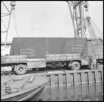 27560 FDSTORK-12210 3 opnamen op één strook van het transport van een zeecontainer met het opschrift 'Natref Refinery ...