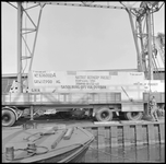 27562 FDSTORK-12212 3 opnamen op één strook van het transport van een zeecontainer met het opschrift 'Natref Refinery ...
