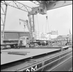 27563 FDSTORK-12213 3 opnamen op één strook van het transport van een zeecontainer met het opschrift 'Natref Refinery ...