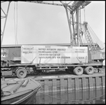 27564 FDSTORK-12214 3 opnamen op één strook van het transport van een zeecontainer met het opschrift 'Natref Refinery ...