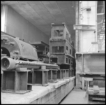 28002 FDSTORK-12230 3 opnamen op één strook in een werkplaats. Midden achter frame's spuitgietmachines Jaar 1969/1970., ...