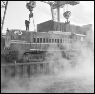 28006 FDSTORK-12234 3 opnamen op één strook. Een diesellocomotief van de Nederlandse Spoorwegen wordt op haar ...