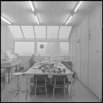 28024 FDSTORK-12250 3 opnamen op één strook van een werkruimte met een grote tafel en mensen., 00-00-1950 - 00-00-1970