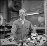 28869 FDSTORK-12288 3 opnamen op één strook, 3 portretfoto's van een onbekende man in een werkplaats., 00-00-1950 - ...