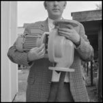 29300 FDSTORK-12325 3 opnamen op één strook, opnames van een man die een babypompje vasthoudt., 00-00-1950 - 00-00-1970