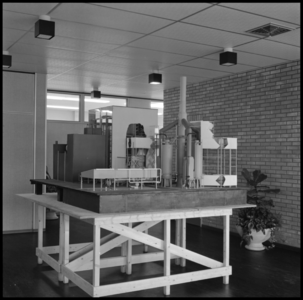 29320 FDSTORK-12343 3 opnamen op één strook, opnames van een maquette van een grote fabriek, mogelijk een ...