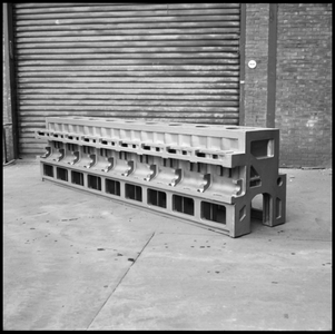 29717 FDSTORK-12354 3 opnamen op één strook, opnames in een werkplaats met een onderdeel van een machine., 1950-00-00