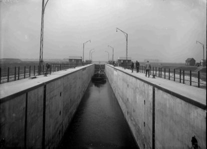 13030 FDHEEMAF030964 Overzicht schutsluis Panheel in kanaal Wessem-Nederweert bij laagste waterstand in de sluis, 1928-03-27