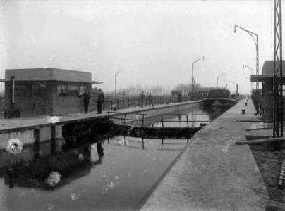13031 FDHEEMAF030965 Overzicht schutsluis Panheel in kanaal Wessem-Nederweert bij hoogste waterstand in de sluis, 1928-03-27