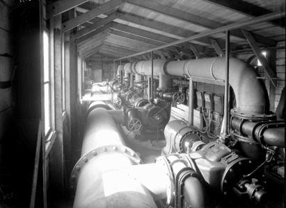 13038 FDHEEMAF030972 Machinekamer schutsluis Julianakanaal Maasbracht met vijf SKA pompmotoren van het type NK 83-4 (60 ...