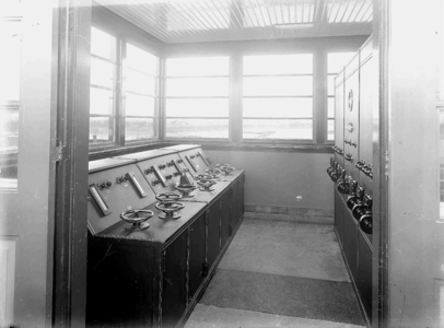 13876 FDHEEMAF031042 Interieur van de bedieningsruimte van de sluis bij Wemeldinge met schakelbord en ...