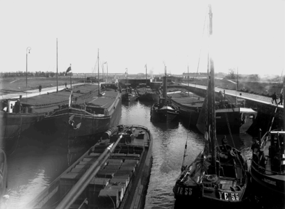 13882 FDHEEMAF031048 Buitenopname van de sluis bij Wemelding met negen schepen in de sluiskolk, 1928-06-07
