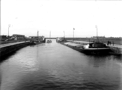 13883 FDHEEMAF031049 Sluis bij Wemeldinge met open sluisdeur en uitvarende schepen, 1928-06-07