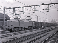 18505 FDHEEMAF058902 De elektrische locomotief nummer 1201 van de Nederlandse Spoorwegen met een goederentrein bij ...