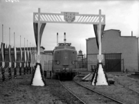 19091 FDHEEMAF058963 Locomotief 1201 van de Nederlandse Spoorwegen op feestelijk versierd HEEMAF spoor, 1951-12-08